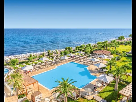 Luftaufnahme des Allsun Hotel Zorbas Village am Strand mit Pool und Gärten