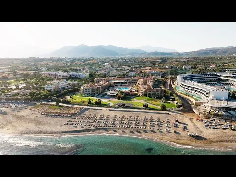 Luftaufnahme des Bella Beach Hotels mit Swimmingpool, Tennisplatz und gepflegten Gärten
