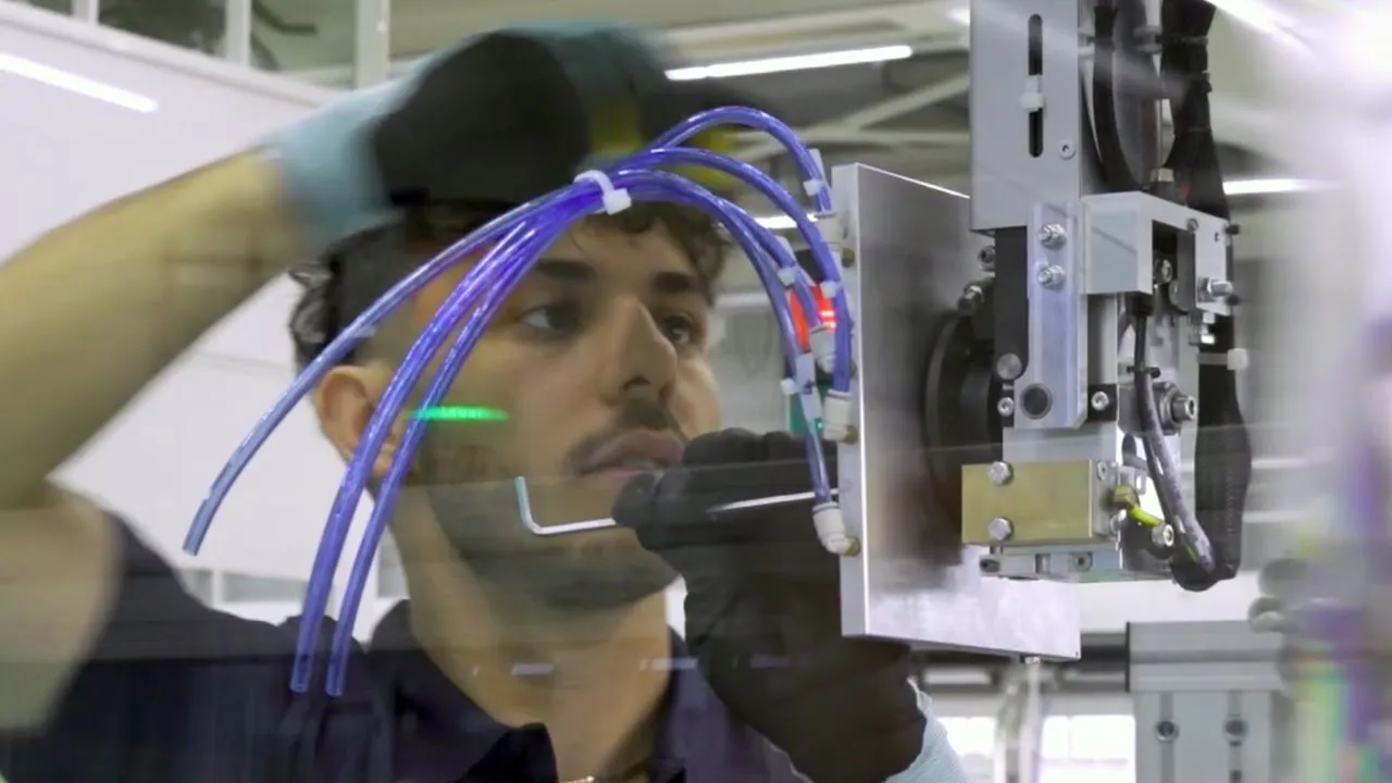 Kunststofftechnologe/-login EFZ – Clip