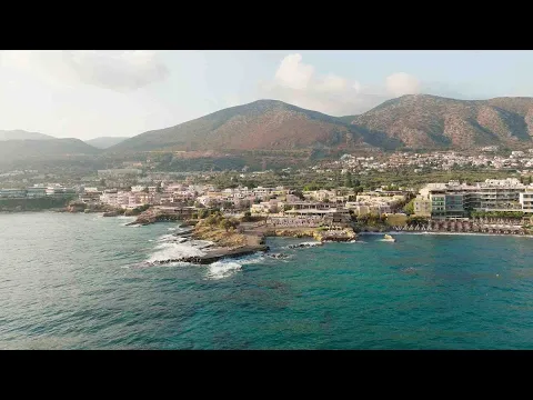 Außenpool des Silva Beach Hotels mit Blick auf das Meer und blauem Himmel
