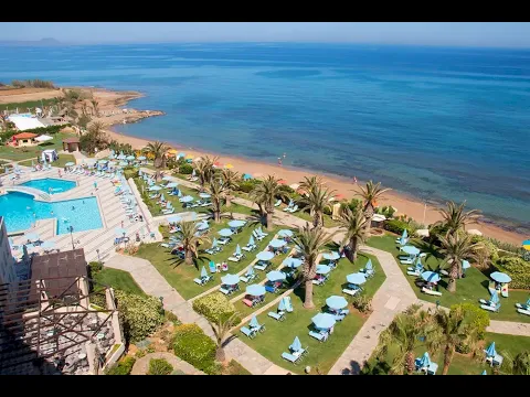 Luftaufnahme des Creta Star Hotels mit Pool, Liegen und Palmen am Strand