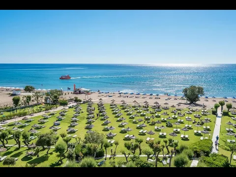 Apollo Beach Hotel mit Swimmingpools und Sonnenschirmen auf der Liegewiese