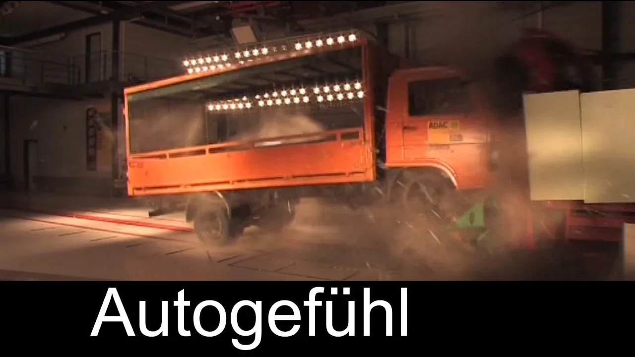 Two cars totally squished: ADAC Truck Crash Test Lkw - Autogefühl