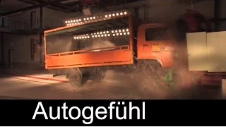 Two cars totally squished: ADAC Truck Crash Test Lkw - Autogefühl