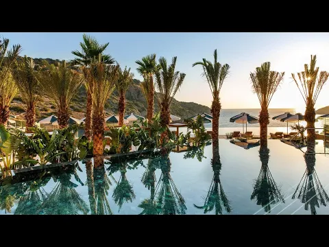 Aussicht auf das Daios Cove Luxury Resort & Villas mit Meer, Klippen und Hotels.