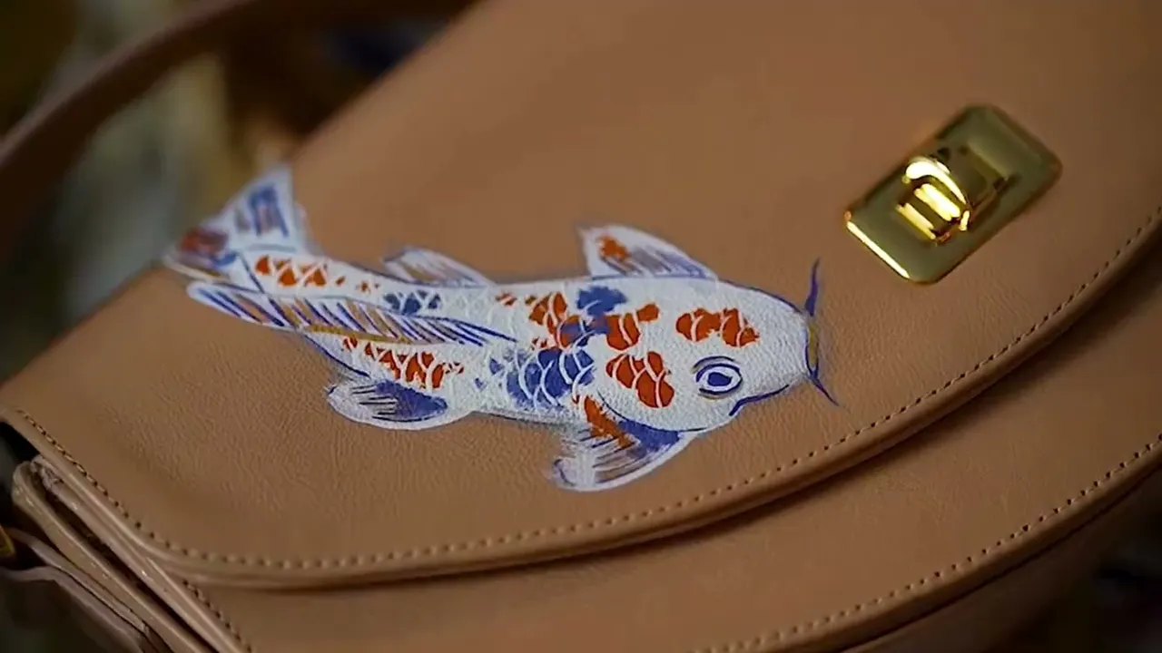 Vídeo de Camila Akemi - Bolsas e acessórios exclusivos em couro legítimo, com certificado LWG