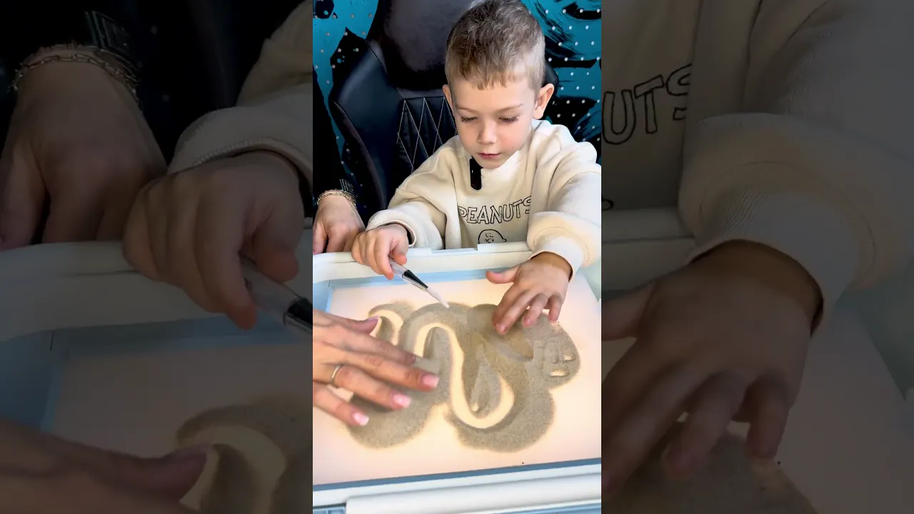 Детский розовый столик для рисования песком с подсветкой.