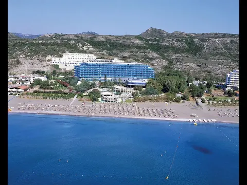 Luftaufnahme des Calypso Beach Hotels mit Pool, Tennisplatz und Strand