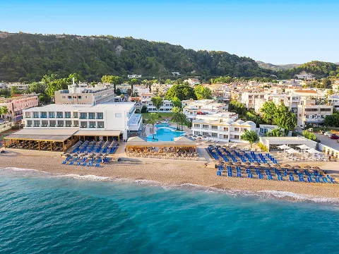 Luftaufnahme des Avra Beach Resort Hotel mit Strand, Sonnenliegen und Pool