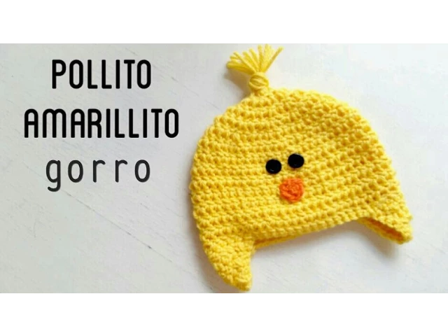 Gorro de pollito amarillo a crochet con pico naranja, ojos negros y pequeño copete.