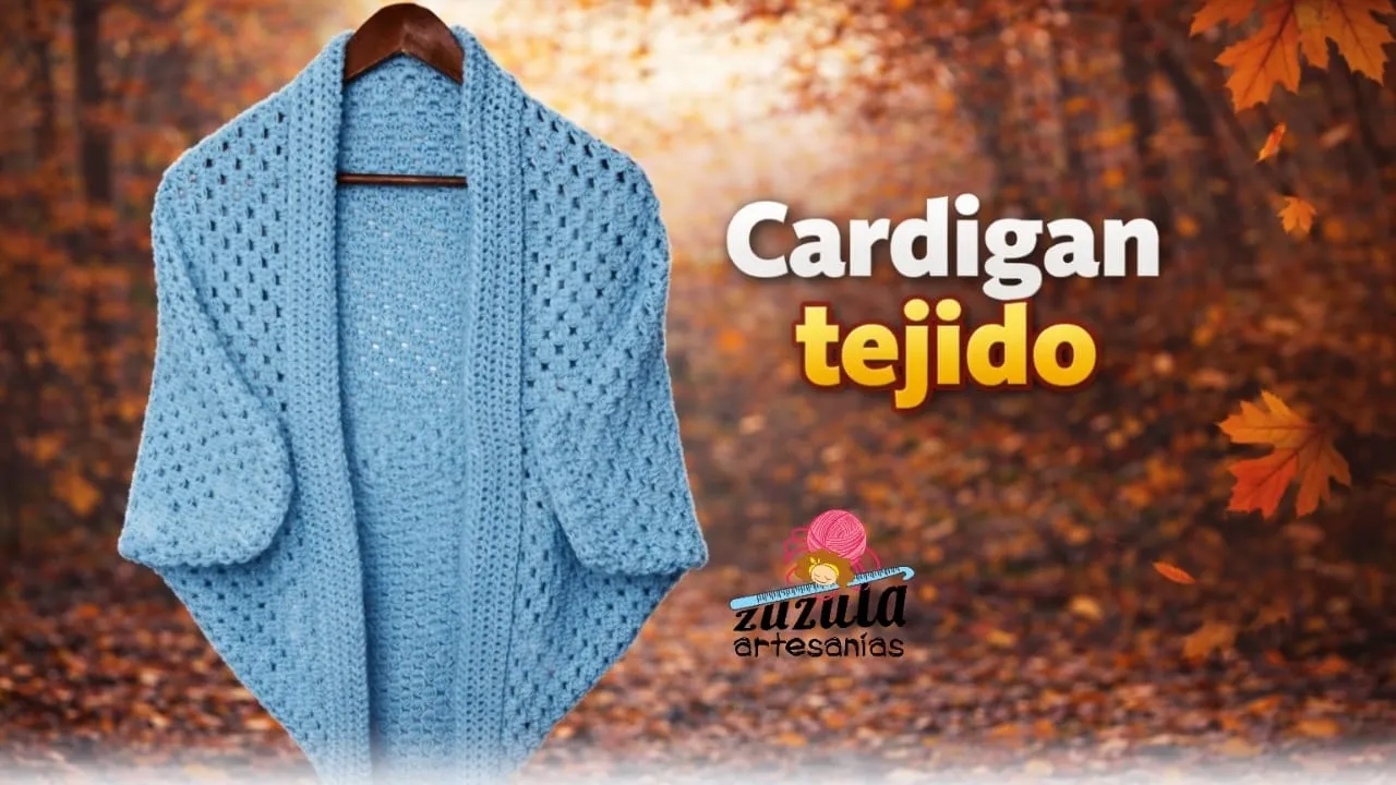 Cárdigan cuadrado azul a crochet, con cuello amplio y tejido calado, de Zuzula Artesanias.