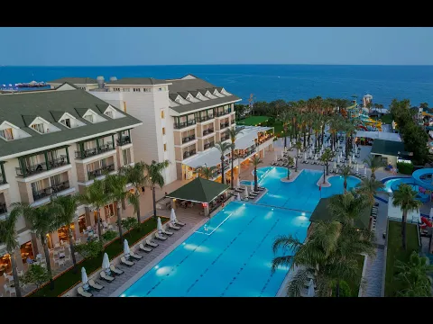 Luftaufnahme des Dobedan Beach Resort Comfort mit vielen Liegen und Pools am Strand