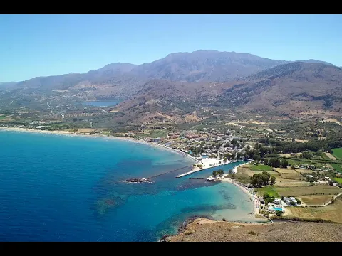 Luftaufnahme des Corissia Princess Hotels mit Blick auf die Küste, Berge und das Meer.