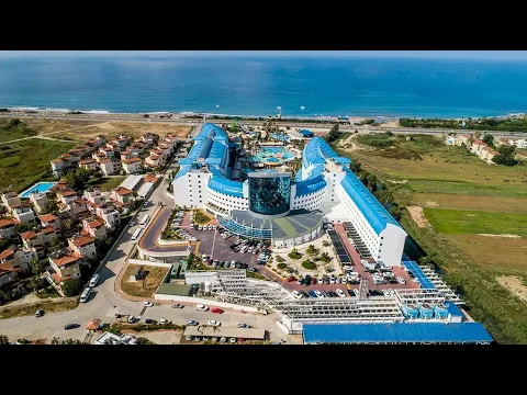 Luftaufnahme des Crystal Admiral Resort Suites & Spa mit Blick auf das Meer und den Parkplatz.