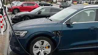 Ladekampf: PORSCHE Taycan vs. AUDI E TRON