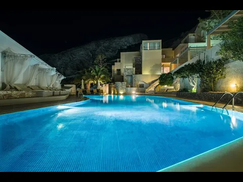 Antinea Suites & Spa Vorderansicht mit Steinmauer und Blumen an der Fassade