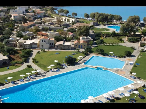 Luftaufnahme des Kalimera Kriti Hotel & Village Resorts an einem Strand