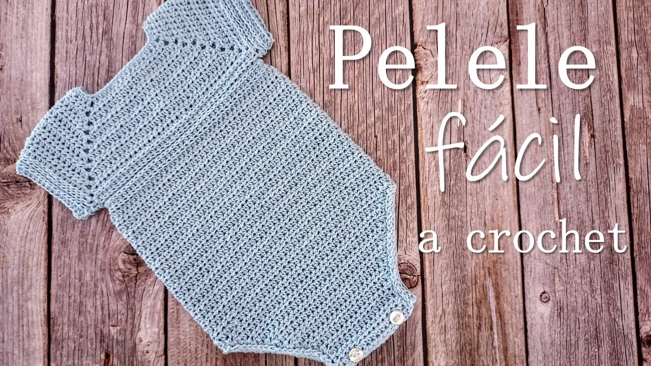 Pelele azul claro a crochet para bebé, con mangas cortas, cuerpo de puntos básicos y botones en la entrepierna.