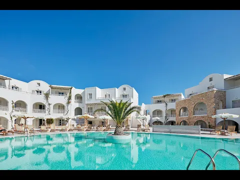 Außenbereich des Aegean Plaza Hotels mit Swimmingpool, Liegestühlen und Sonnenschirmen.