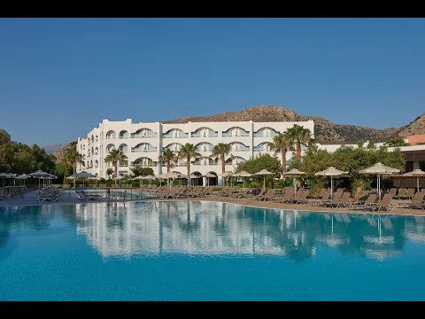 Luftaufnahme des Creta Princess Aquapark & Spa mit Swimmingpools und Wasserrutschen.