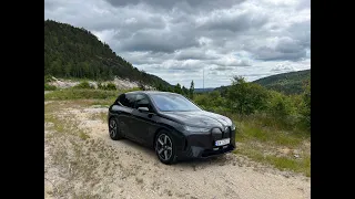 BMW iX xDrive60 - fantastisk effektiv, og med mye kjøreglede