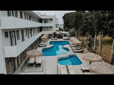 Außenbereich des Sunny Days Hotels mit Pool, Sonnenliegen und Sonnenschirmen