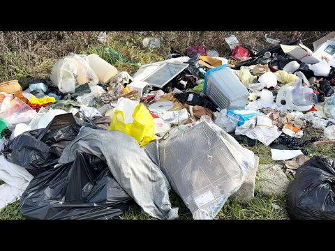 <span style="color:var(--accent)">Video:</span> Via delle Piagge invasa dai rifiuti: discarica abusiva lungo la ferrovia