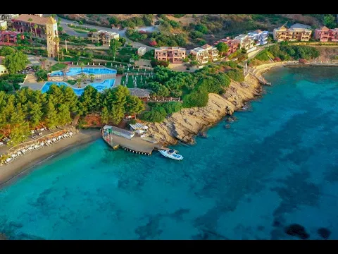 Luftaufnahme des Candia Park Village Hotels mit Pool, Strand und Sonnenschirmen