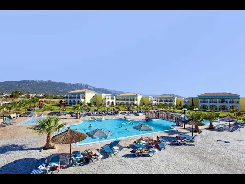 Außenansicht des großen Swimmingpools des Corali Hotels bei Abend