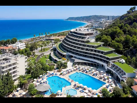 Luftaufnahme des Olympic Palace Resorts mit Swimmingpool und Blick auf das Meer