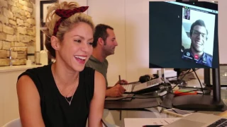 Shakira calls a fan / Shakira llamó a un fan