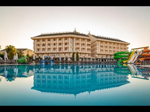 Außenpool des Calimera Hane Garden Hotels mit Lounge-Liegen und Palmen.