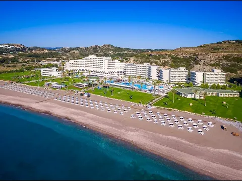 Luftaufnahme des Rodos Palladium Leisure & Wellness Hotels mit Pool, Liegen und Strand