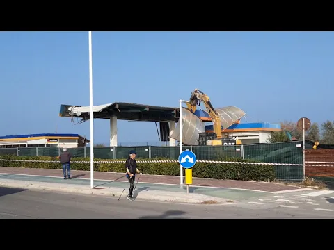 <span style="color:var(--accent)">Video:</span> L’abbattimento del distributore del lungomare di Termoli