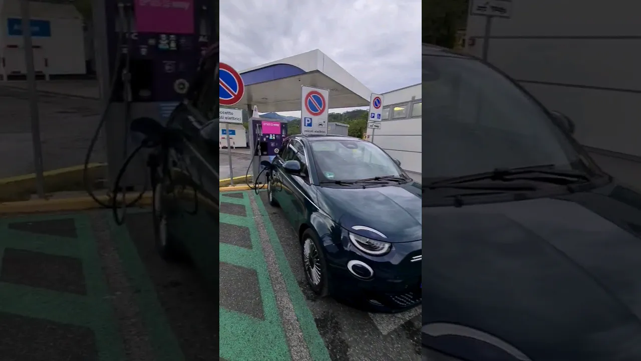 Italienische Ladesäule auf der Autobahn mit Fiat 500 elektro angefahren. #elektroauto #italy #shorts