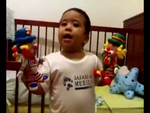 MURILO BRINCANDO COM PATATI E PATATÁ.MP4