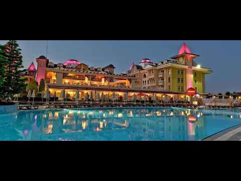 Außenbereich des Side Star Resort Hotels mit großen Swimmingpools, Sonnenliegen und Wasserrutsche