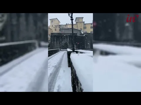 <span style="color:var(--accent)">Video:</span> Torna la neve in Valle del Serchio: disagi alla viabilità