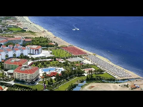 Luftaufnahme des Miramare Beach Hotels mit Blick auf die Küste, den Strand und das Meer.